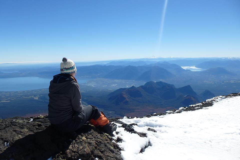 Austauschstudierende auf Gipfel in Chile mit Blick auf einen See